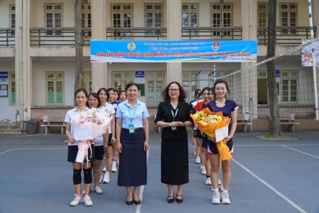 Giao lưu bóng chuyền hơi giữa nữ viên chức, người lao động và sinh viên vui chào mừng Ngày Phụ nữ Việt Nam 20/10
